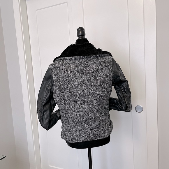 2𝒇𝒐𝒓$150 Guess faux leather sleeve jacket sizeM - Picture 6 of 7